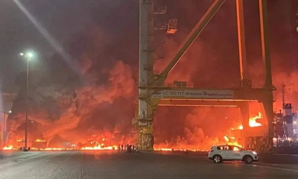 Τεράστια έκρηξη στο Ντουμπάι: Ανατινάχθηκε δεξαμενόπλοιο στο λιμάνι Jebel Ali